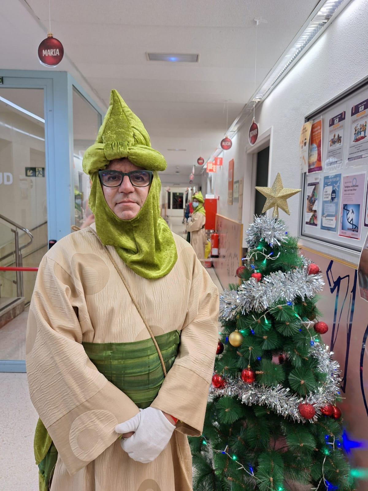 José Manuel, paje del séquito de Reyes Magos que visita el Hospital Sant Joan de Déu