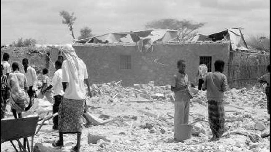 Somalíes deambulan entre los escombros tras el ataque de EE UU.