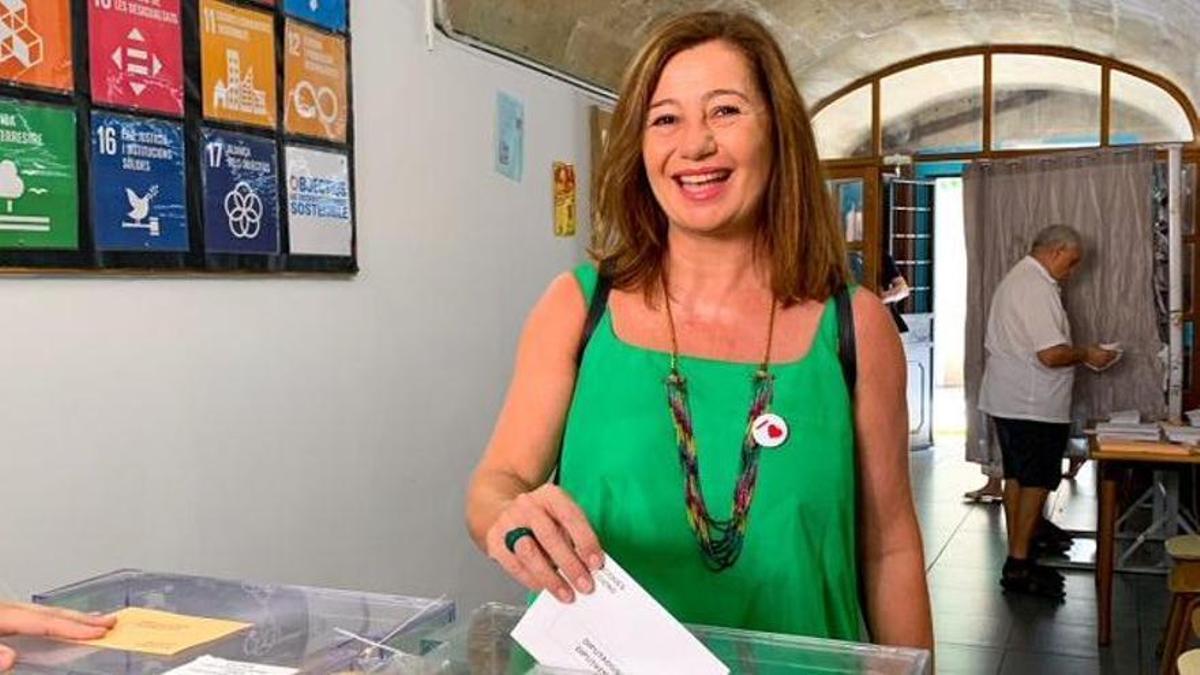 Francina Armengol deposita su voto en la urna durante las elecciones generales