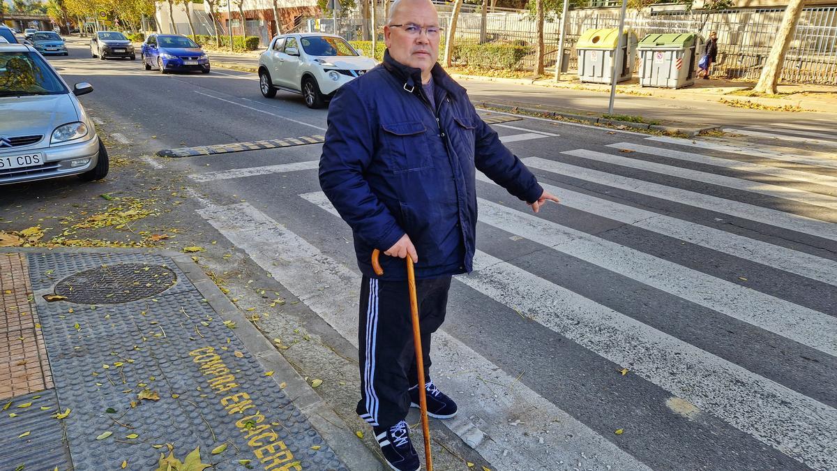 José Antonio Ayuso señala un paso de peatones.