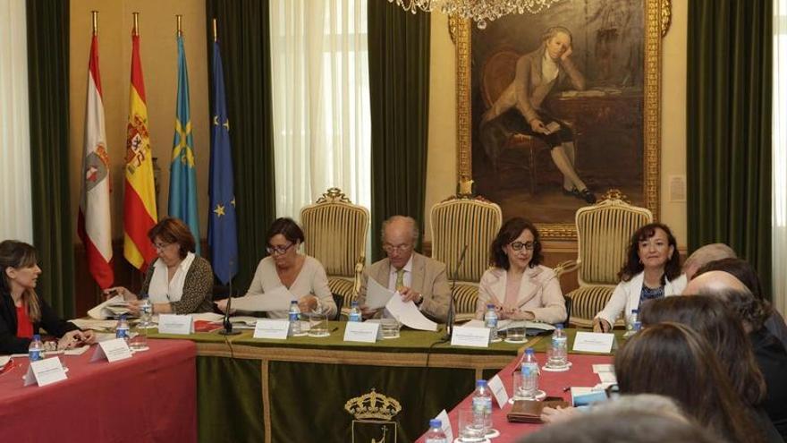 Reunión, ayer, del consejo de administración de Gijón al Norte en el Ayuntamiento. En la mesa presidencial, de izquierda a derecha, Lucía García Serrano, Carmen Moriyón, Gonzalo Ferre Moltó, Belén Fernández y Rosa Sanz Cerezo, secretaria del consejo de administración.