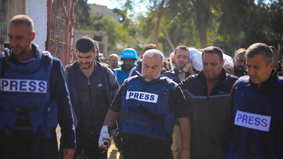 Periodistas asisten al funeral de Hamza Dahdouh, un periodista palestino que trabajaba para Al Jazeera y que fue asesinado en un ataque aéreo israelí sobre Rafah.