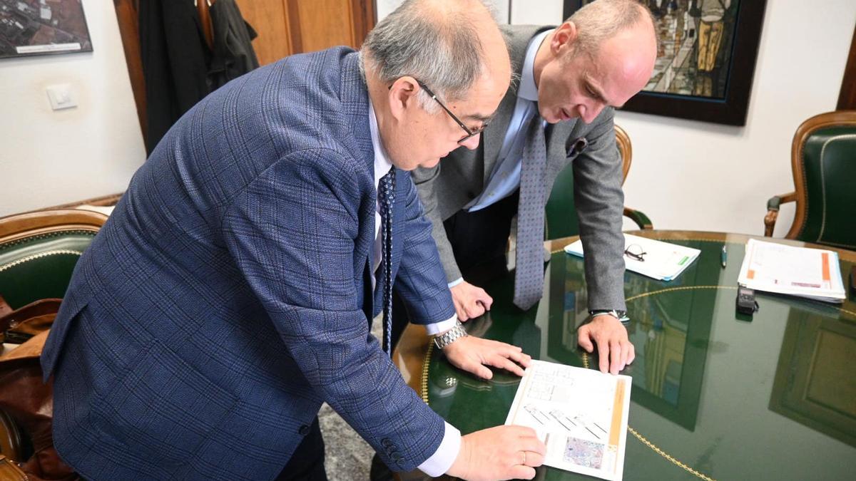 El alcalde de Zafra, junto a Alfonso Encinas observan el proyecto de construcción.