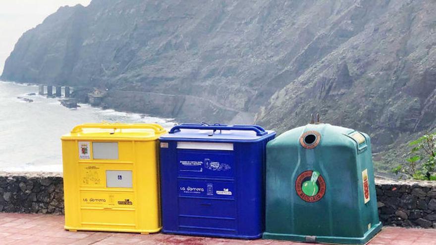 Contenedores de reciclaje en la costa tinerfeña.