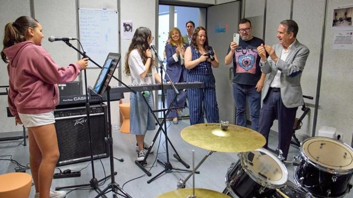 Caballero, con participantes en el laboratorio musical de Vigosónico.