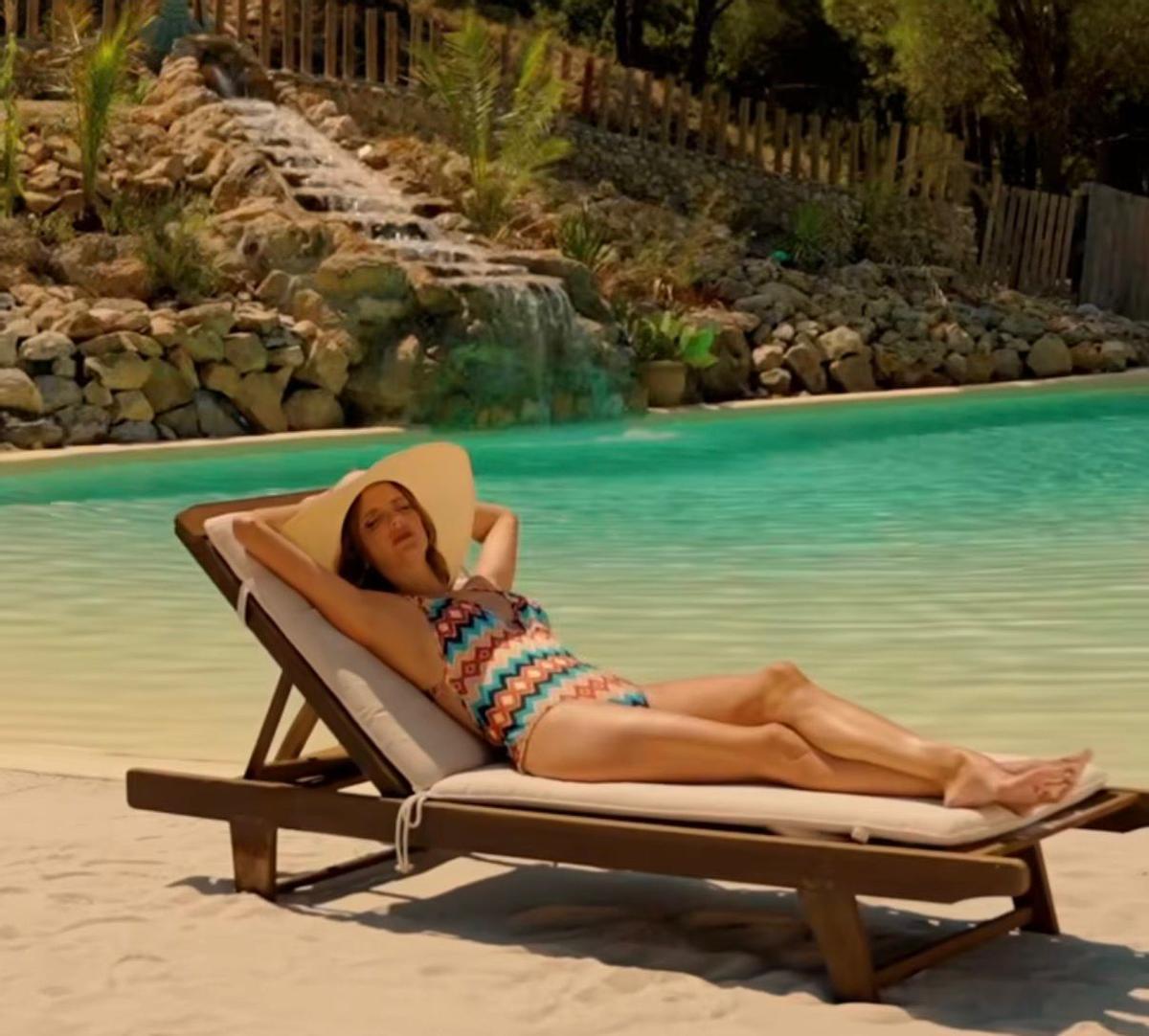 Macarena Gómez, relajada en la piscina