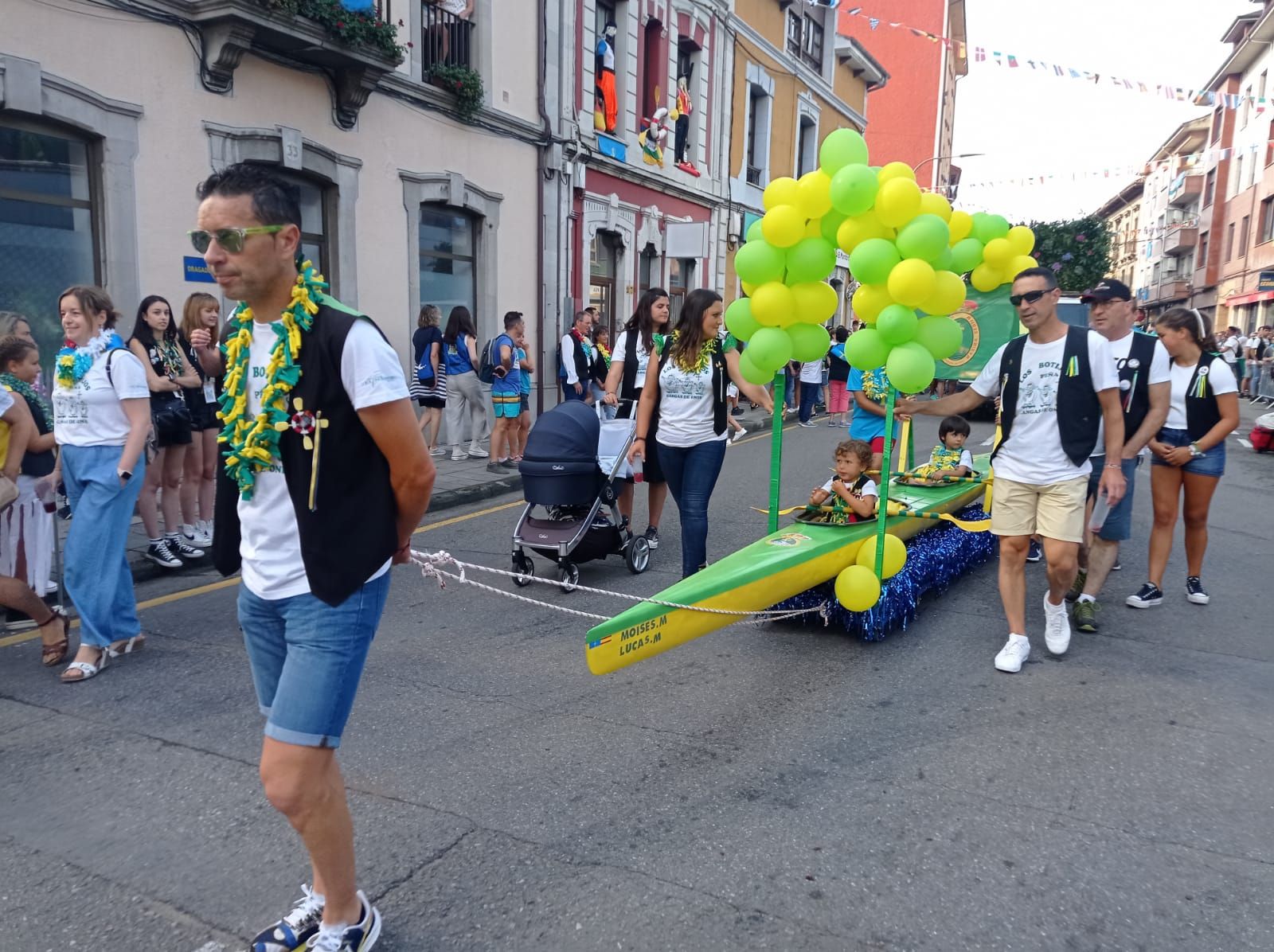 Ambiente en Ribadesella en la gran fiesta de las Piraguas