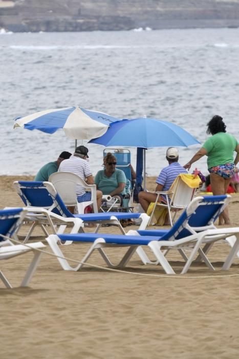 Día festivo en la Playa de Las Canteras