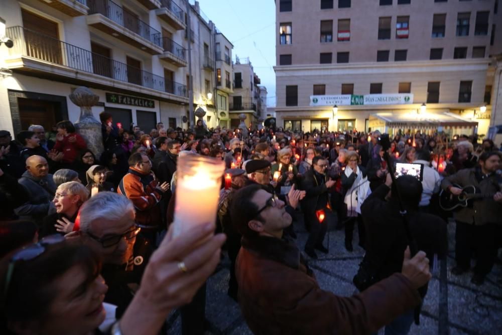 Unos 300 vecinos se concentran en la plaza de España para defender la Cruz ante su inminente retirada y con un espectacular despliegue de Guardia Civil para evitar incidentes.