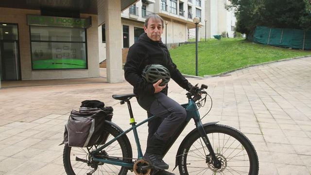Maxi Cid y su bicicleta eléctrica, en A Ponte.