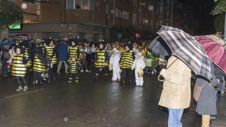 El público, con paraguas o a cobijo, no renunció a presenciar el desfile.