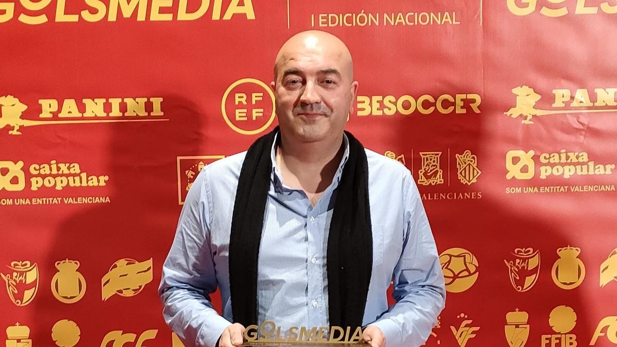 Alberto Mariano posa con el premio concedido por Golsmedia en la Ciudad del Fútbol de Las Rozas.