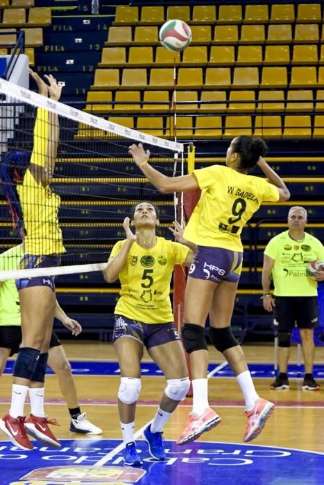 25-02-20 DEPORTES. CENTRO INSULAR DE LOS DEPORTES. LAS PALMAS DE GRAN CANARIA. Entrenamiento y foto de grupo del equipo femenino de volleyball IBSA 7 Palmas.    Fotos: Juan Castro.  | 25/02/2020 | Fotógrafo: Juan Carlos Castro