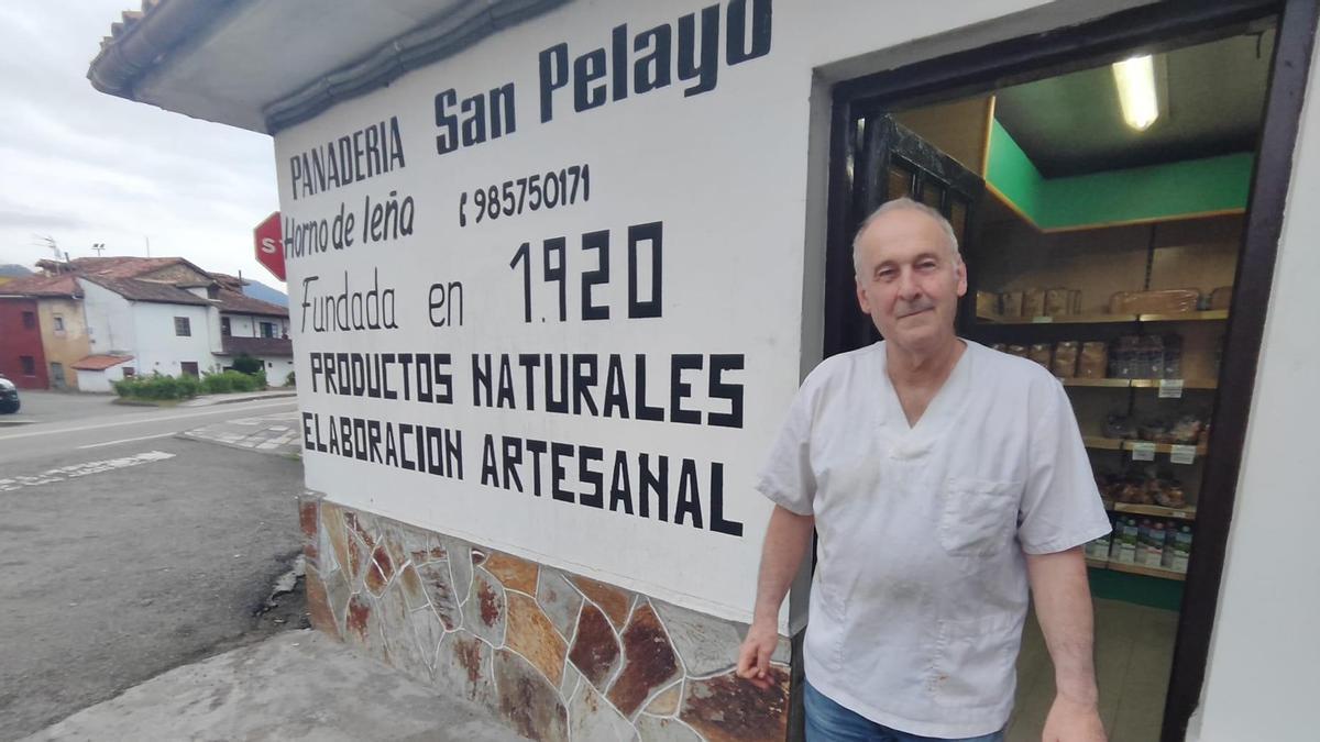 José Luis González, a la entrada de su panadería.