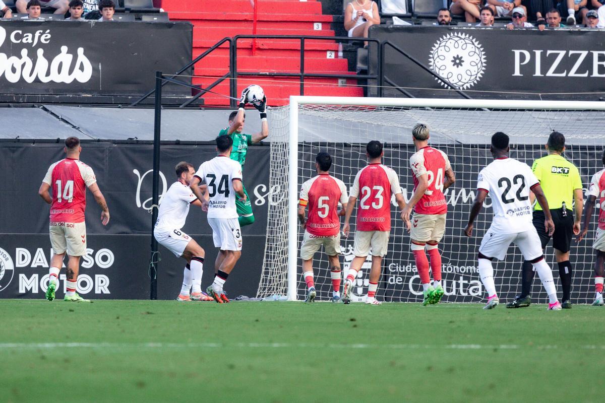 Foto del AD Ceuta 2-1 Málaga CF, cuarto amistoso esta pretemporada, en el que los locales se llevaron el Trofeo ‘Ciudad de Ceuta’. Primera derrota malaguista en esta preparación para la vuelta a Primera.