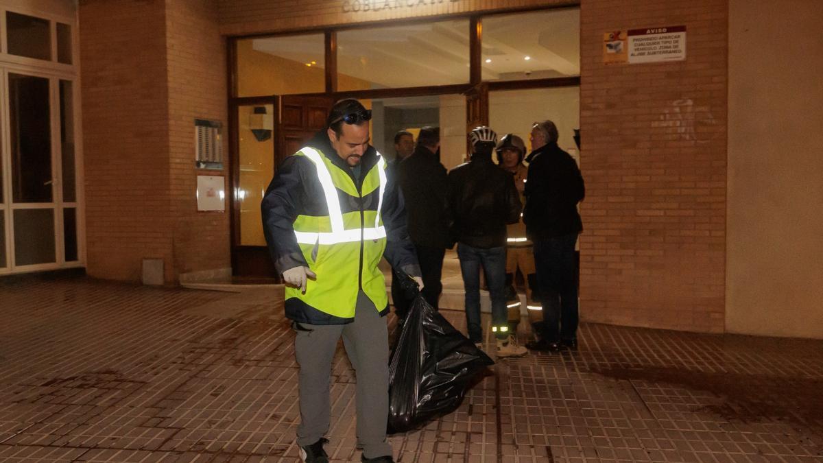 Los bomberos localizaron en el interior del piso afectado a la mascota del herido, un perro que ha fallecido como consecuencia del fuego.