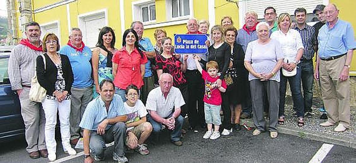 Vecinos reunidos, ayer, en la que ya es plaza de Lucía la del Casal, en Grado.