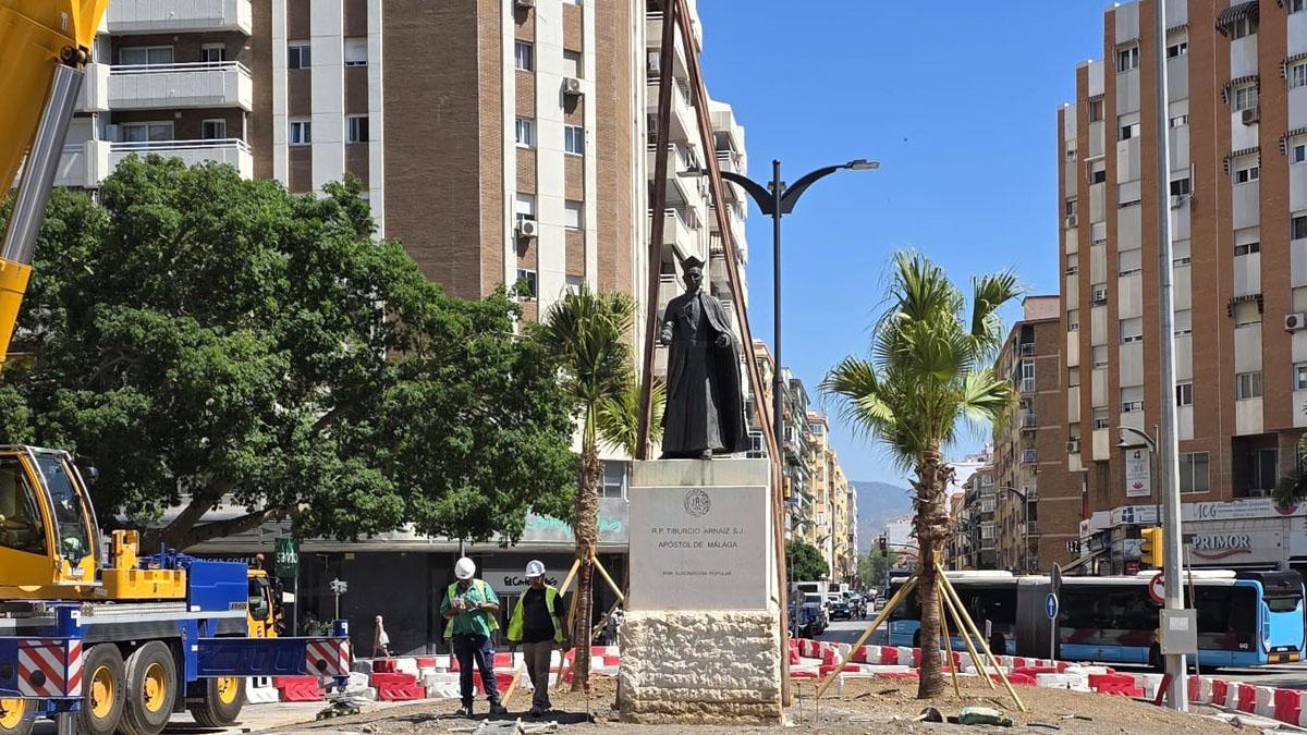 Grúa en el momento del traslado del padre Arnaiz a su ubicación original en Armengual de la Mota.