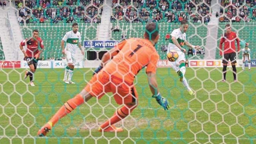 Edu Albacar lanza el penalti que falló ante Santamaría ayer en el Martínez Valero.