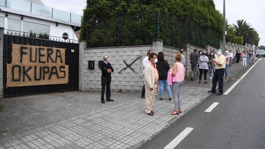 Concentración de vecinos ante una vivienda ocupada en A Coruña, en 2016.  |  // VÍCTOR ECHAVE