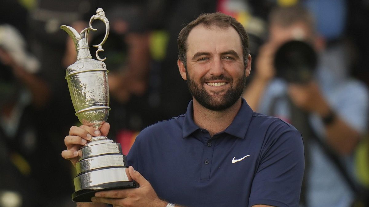 Scottie Scheffler, con la Jarra de Clarete del Open Británico de golf.