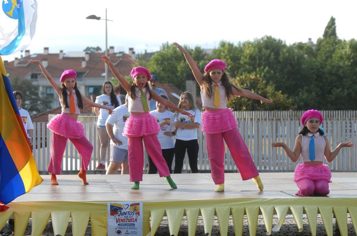 Una de las coreografías del certamen solidario en favor del país caribeño. | BERNABÉ/JAVIER LALÍN
