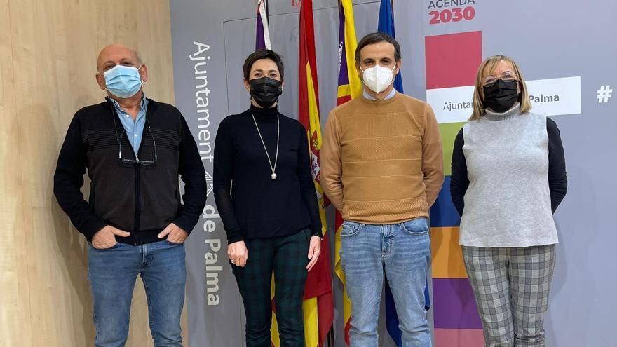 Llorenç Carrió presentó el bono escolar correspondiente al presente curso.