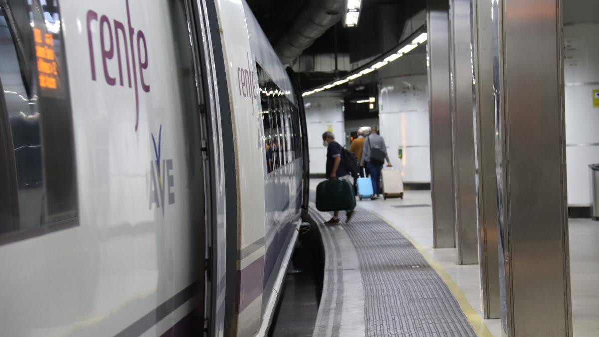 Una persona entrant a un tren AVE a l&#039;estació de Sants de Barcelona, el 29 de setembre del 2020