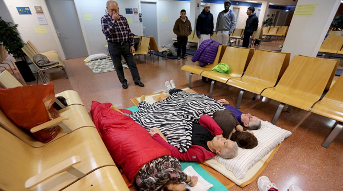 El trasllat de dues metgesses d’un CAP de Mataró esgota la paciència d’uns veïns cansats de les retallades de personal sanitari.