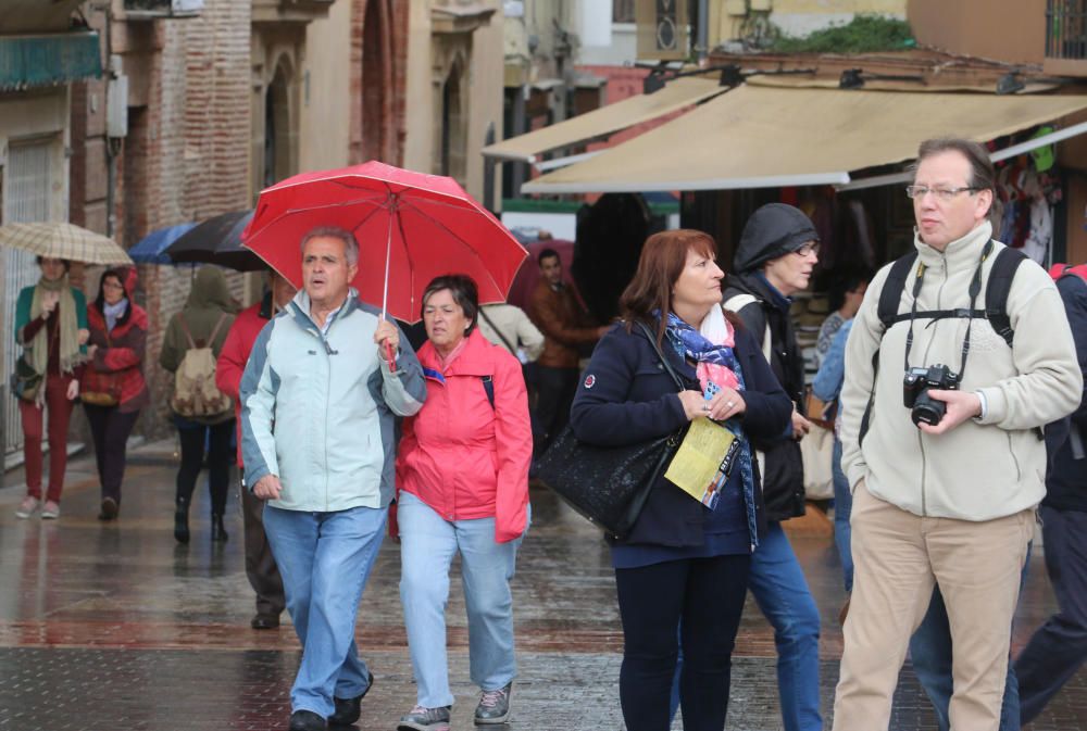 Hasta 4.000 turistas llegados en dos cruceros han pasado una jornada marcada por la lluvia este martes, durante su escala en la capital de la Costa del Sol