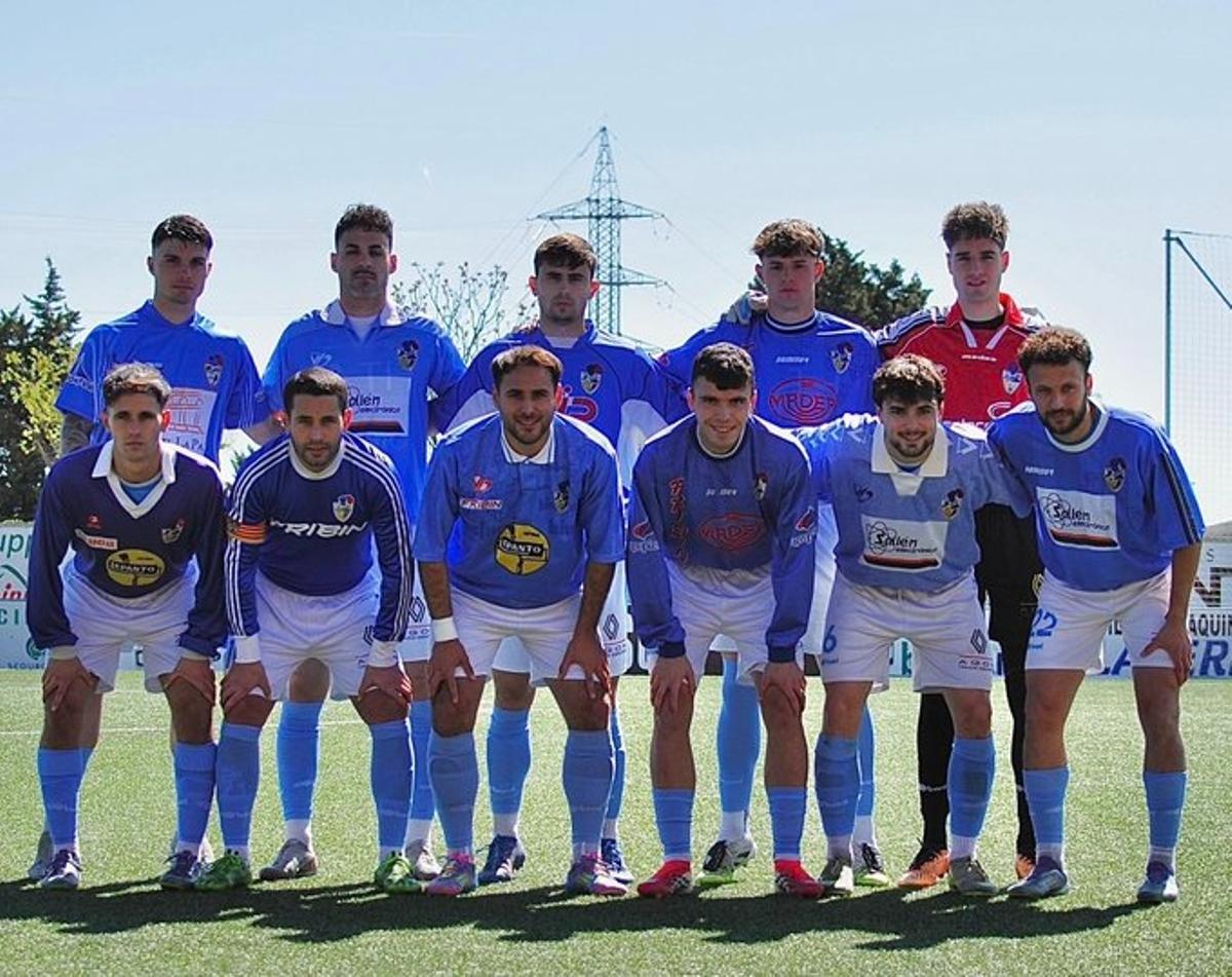 Los jugadores del Binéfar con camisetas antiguas del club.