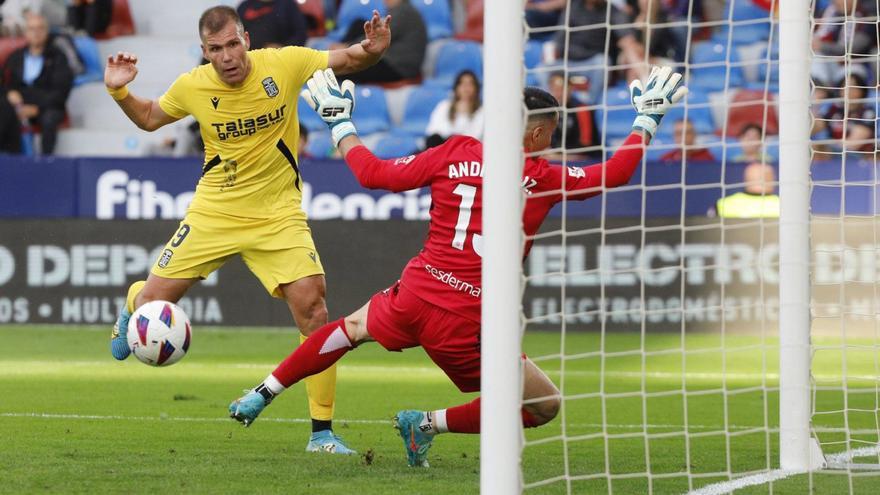 Ortuño en la acción en la que consiguió el gol que dio la victoria a los albinegros en Valencia. | SUPER DEPORTE