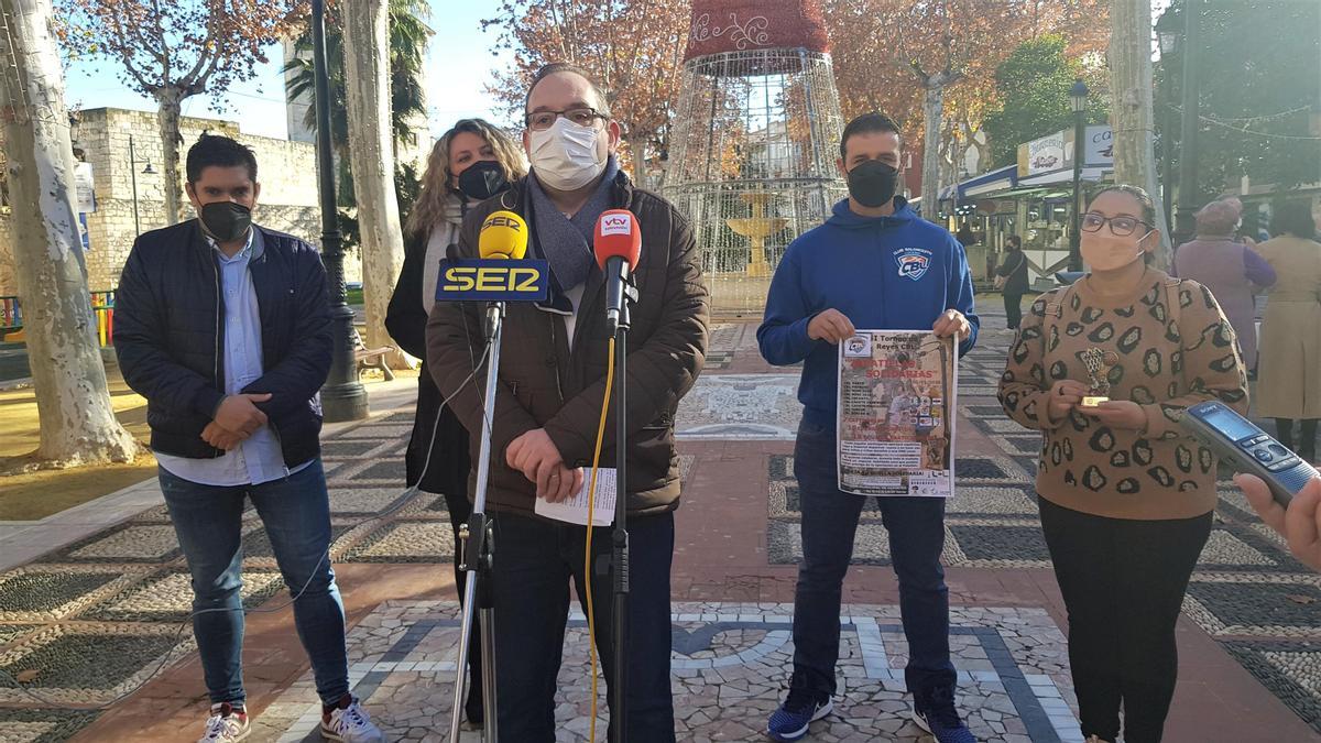 Presentación del torneo de baloncesto solidario en Lucena.