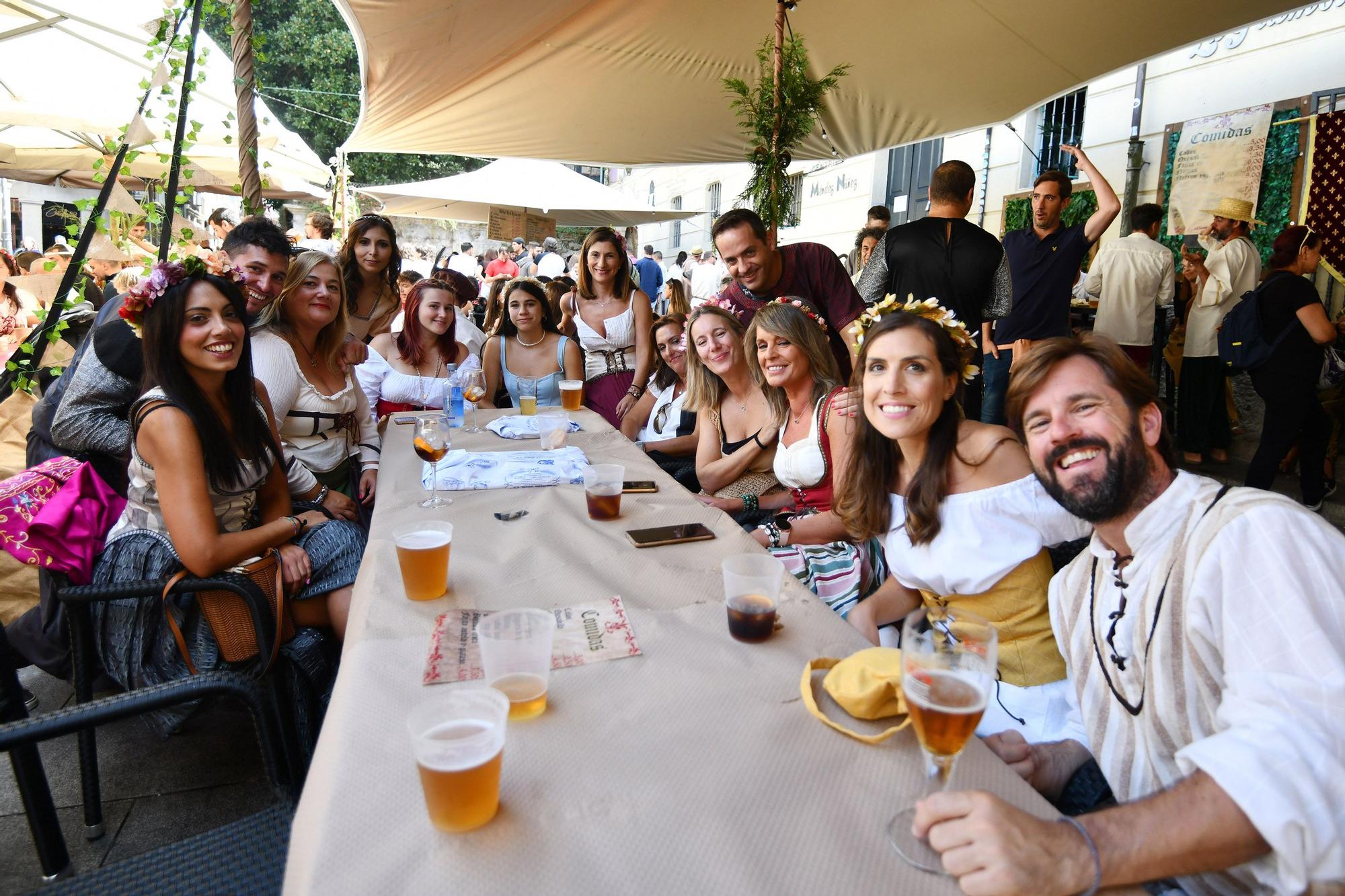 Cortesanos, bufones, damas y caballeros celebran el retorno de su señor: la Feira Franca anima Pontevedra