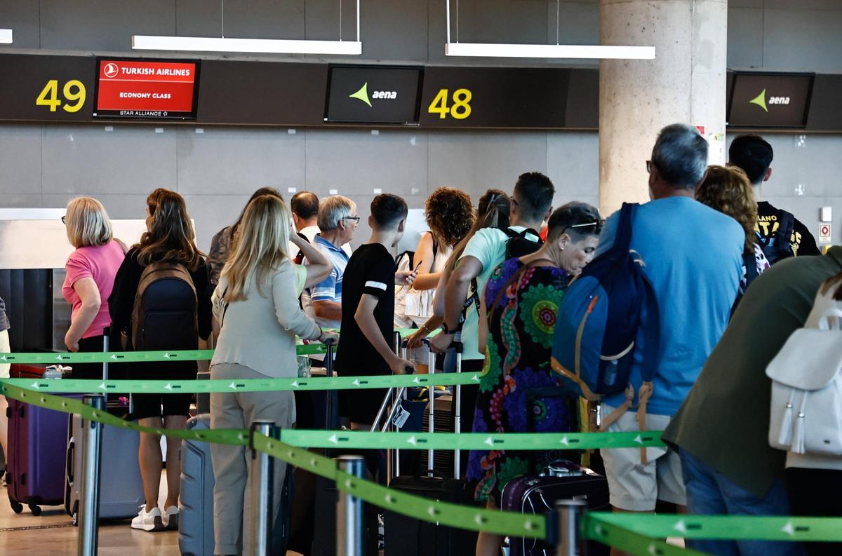 Pasajeros haciendo cola en un mostrador del aeropuerto de Valencia.