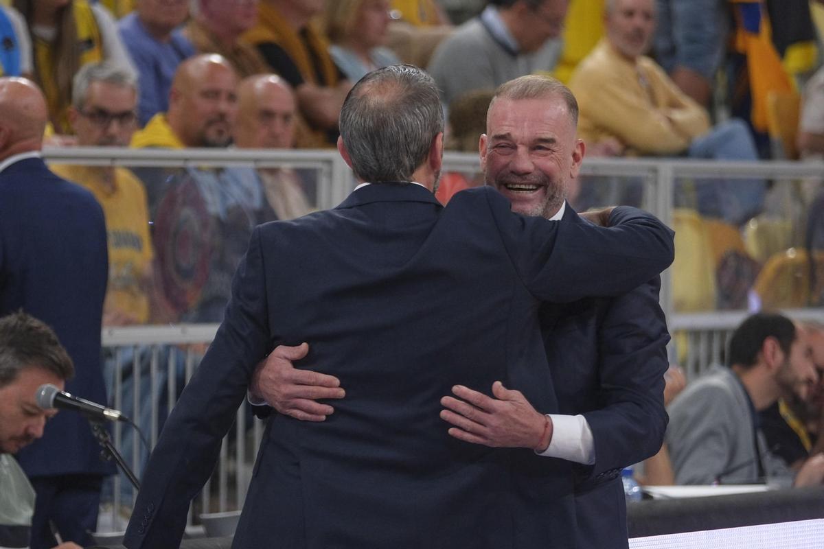 Joan Plaza, de espaldas, se abraza con Néstor García antes del partido.