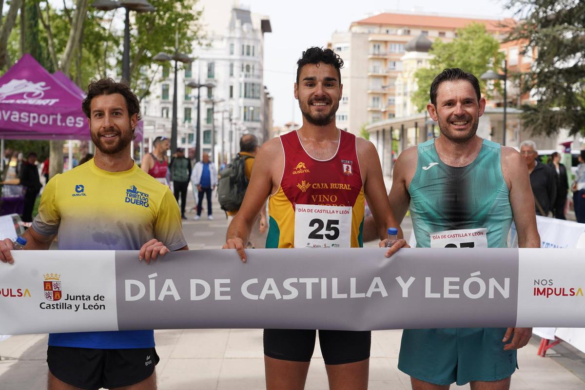 Los tres primeros corredores en la meta