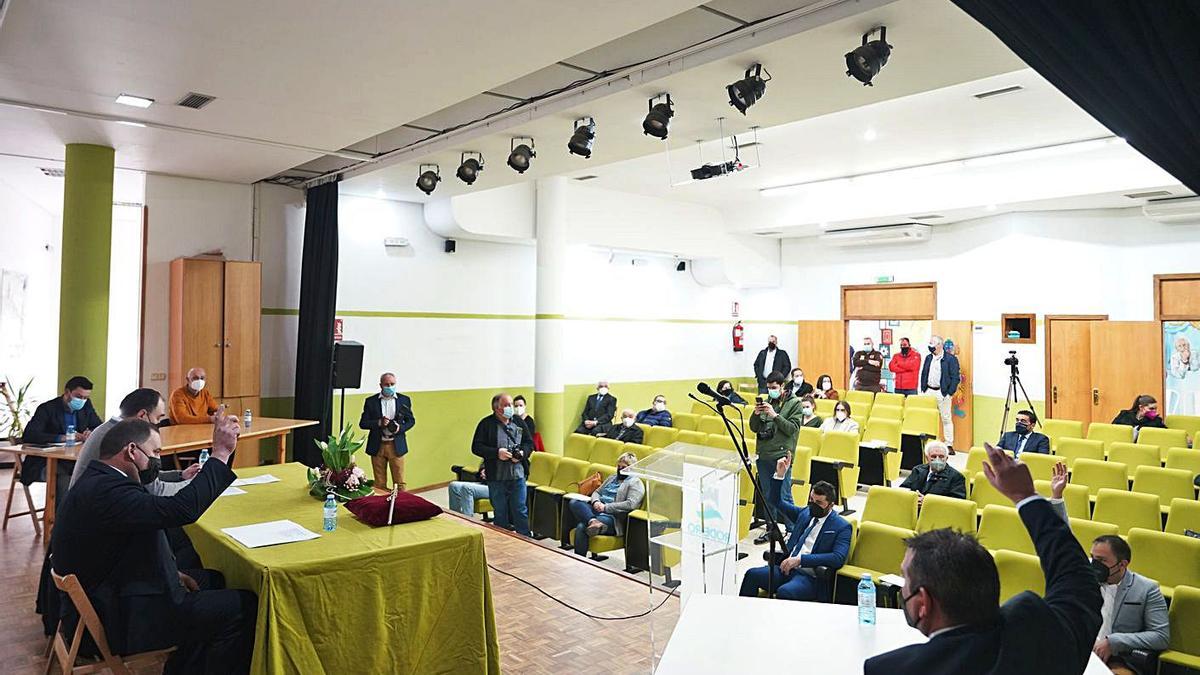 Momento de la votación en el pleno donde fue elegido alcalde de Rodeiro Rubén Quintá Quintá. |   // BERNABÉ