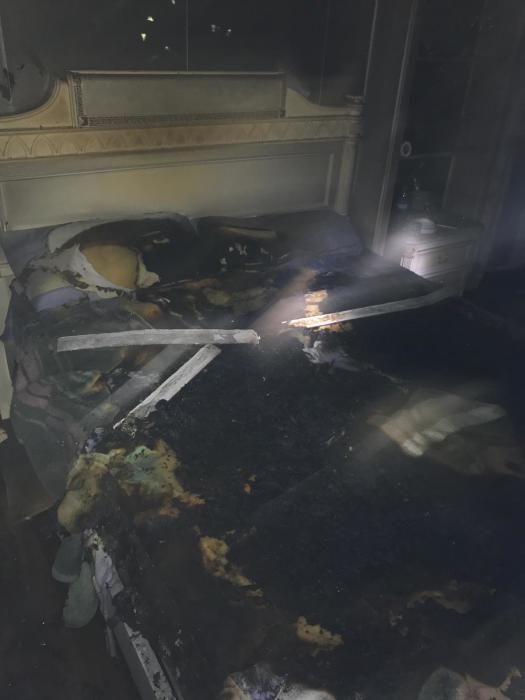 El fuego declarado en una vivienda de dos plantas en la Carretera de la Fresneda se saldó con una persona fallecida y otra herida por inhalación de humo