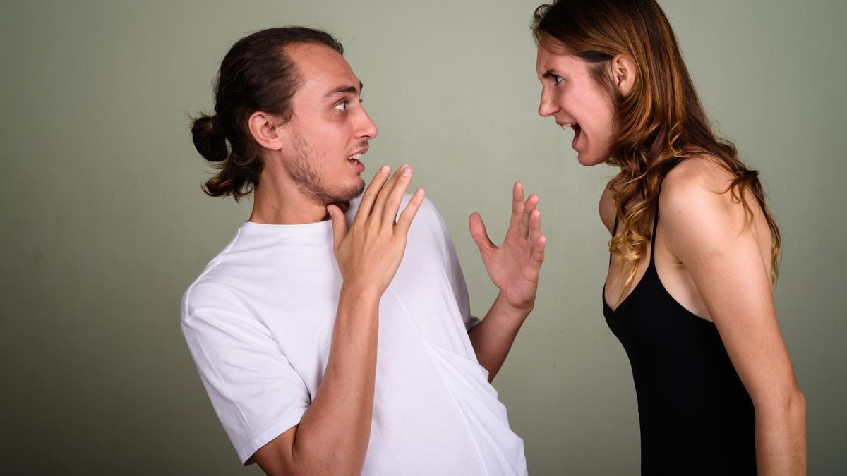 Comunicación no violenta en pareja: ¿cómo podemos gestionar el conflicto? (pareja discutiendo)