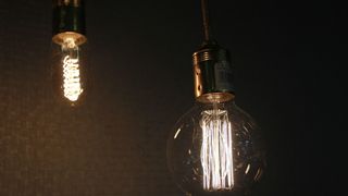 El precio de la luz retrocede y se sitúa por debajo de los 100 euros, pero volverá a superarlos el martes
