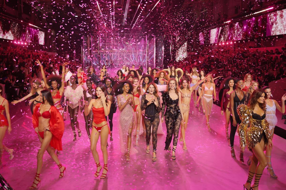 Carla Bruni, Bella Hadid, Vittoria Ceretti, Eva Herzigova y decenas de modelos, en la panorámica final del desfile de Victoria's Secret. Carla Bruni, Bella Hadid, Vittoria Ceretti, Eva Herzigova y decenas de modelos, en la panorámica final del desfile de Victoria's Secret.