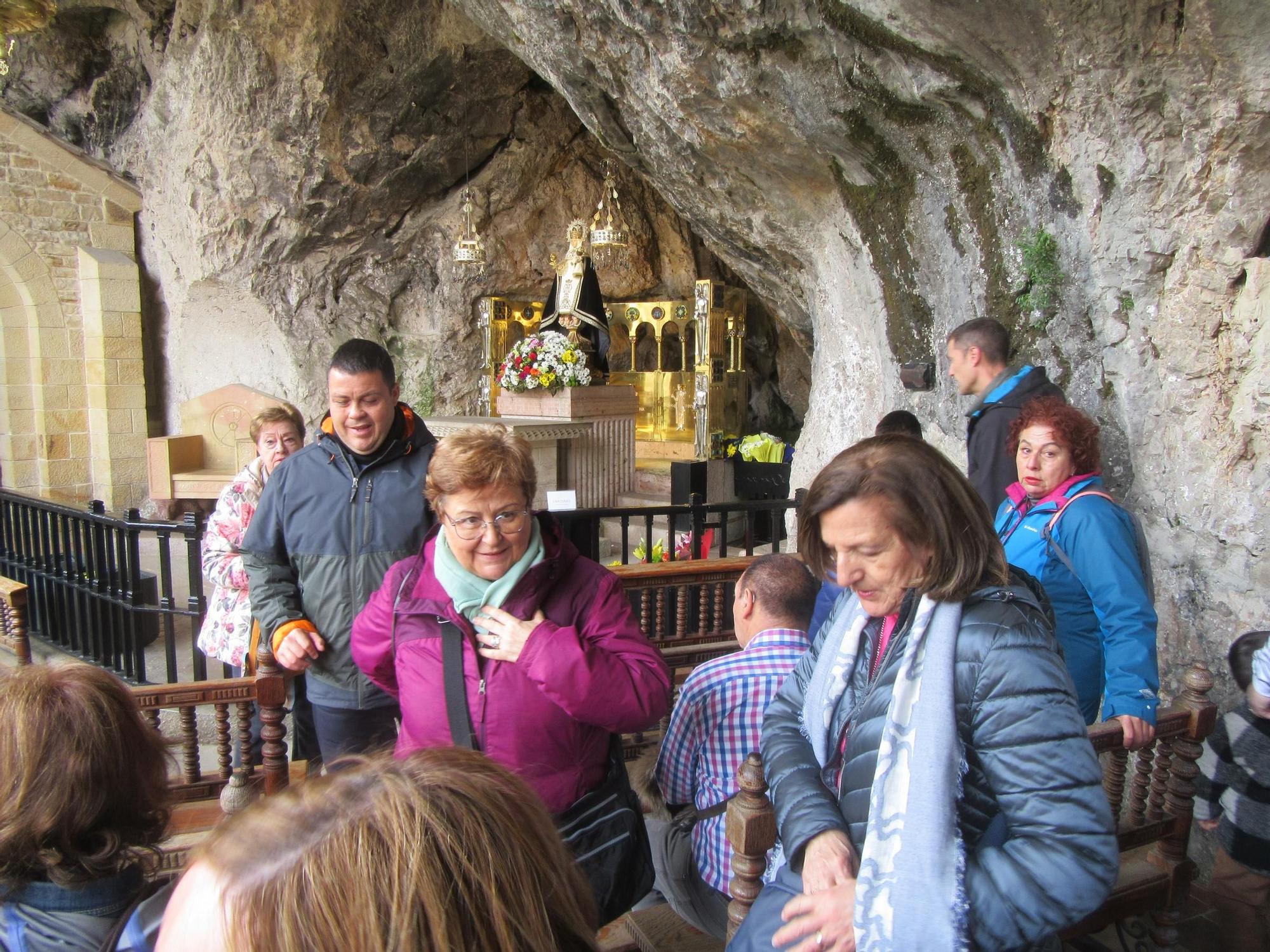 Cientos de personas se congregan en Covadonga este Viernes Santo