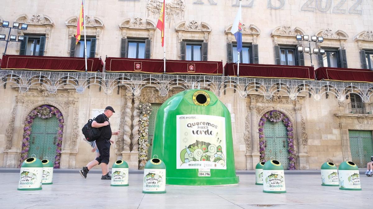 Contenedores de la campaña en la plaza del Ayuntamiento