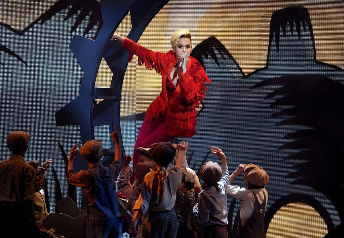 Katy Perry actuó rodeada de niños en los iHeartRadio Music Awards