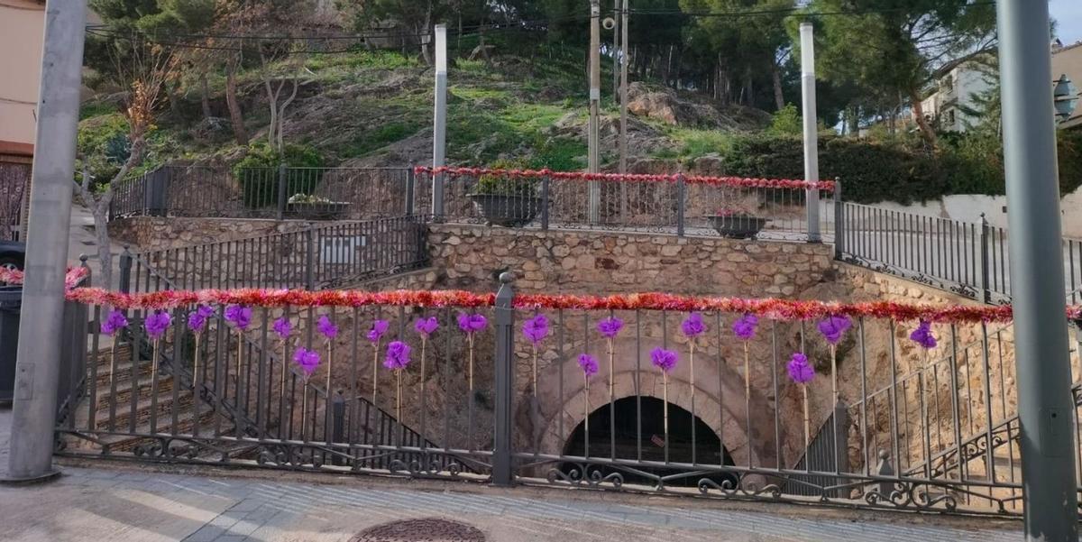 Se recordó a las víctimas de la violencia de género con ramos morados.