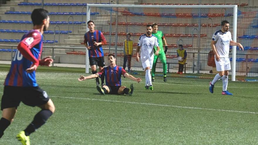 El azulgrana Rubén Solano se lamenta en el suelo.