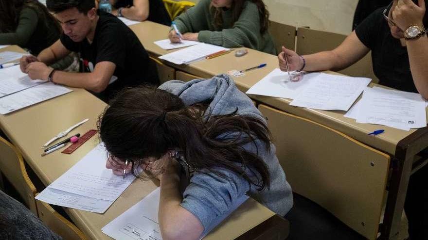 Varios estudiantes realizan las pruebas de la EBAU en un aula de la Escuela Politécnica.