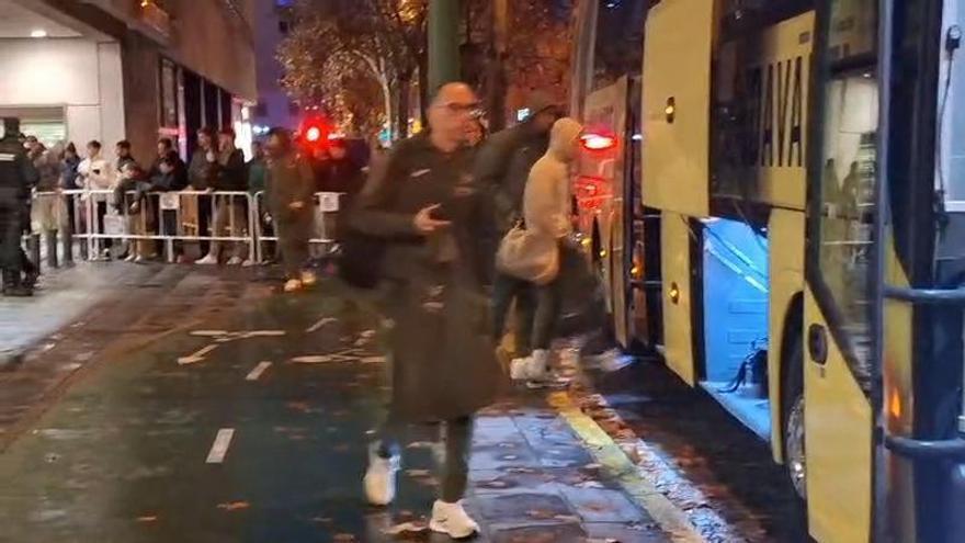 Vídeo: La expedición del Villarreal pone rumbo a La Cartuja