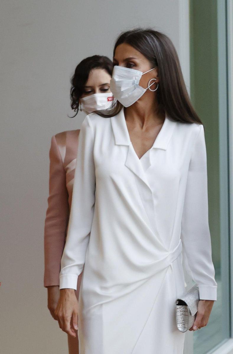 REINA LETIZIA El vestido de la marca espanola Lola Li en el color Viva Magenta del 2023 que ha estrenado un ano despues